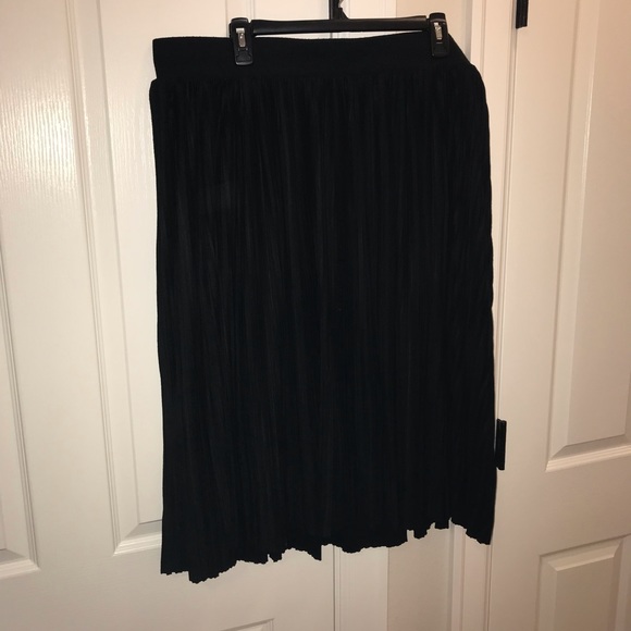 torrid Dresses & Skirts - Torrid Black Pleated Midi Skirt torrid Dresses & Skirts - Torrid Black Pleated Midi Skirt